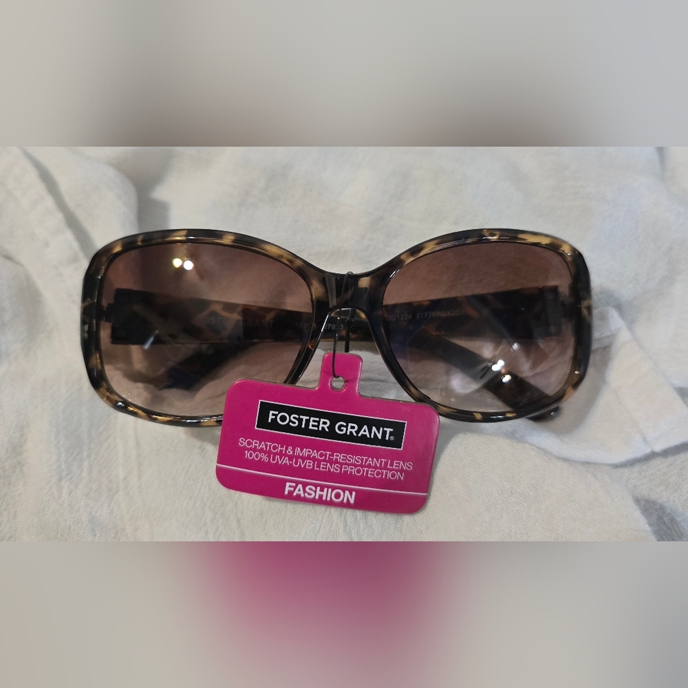 Foster Grant Fashion Women's Lens Gemstones NWT Tortoiseshell Sunglasses